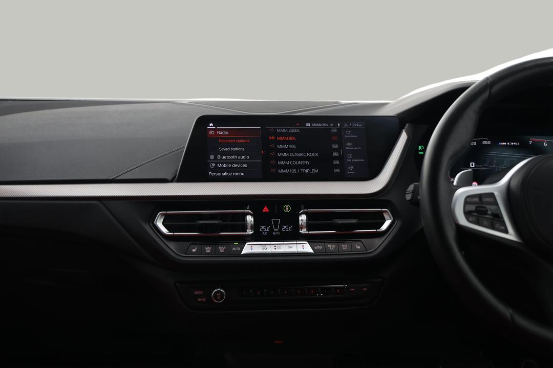 2022 BMW 1 M135i xDrive, Automatic, 49973 km, Center Console