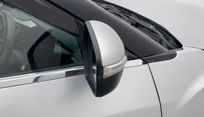 2020 Mahindra XUV 3OO W8 1.2 PETROL, Petrol, Manual, 55,334 km, Right rear-view mirror - Indicator light has minor damage