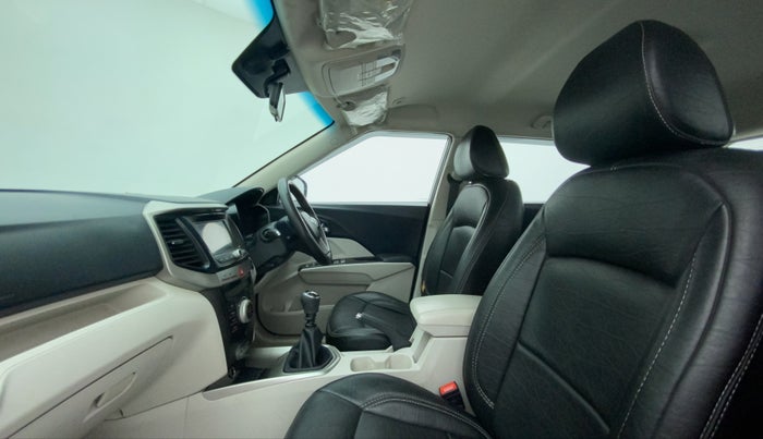 2020 Mahindra XUV 3OO W8 1.2 PETROL, Petrol, Manual, 55,334 km, Right Side Front Door Cabin