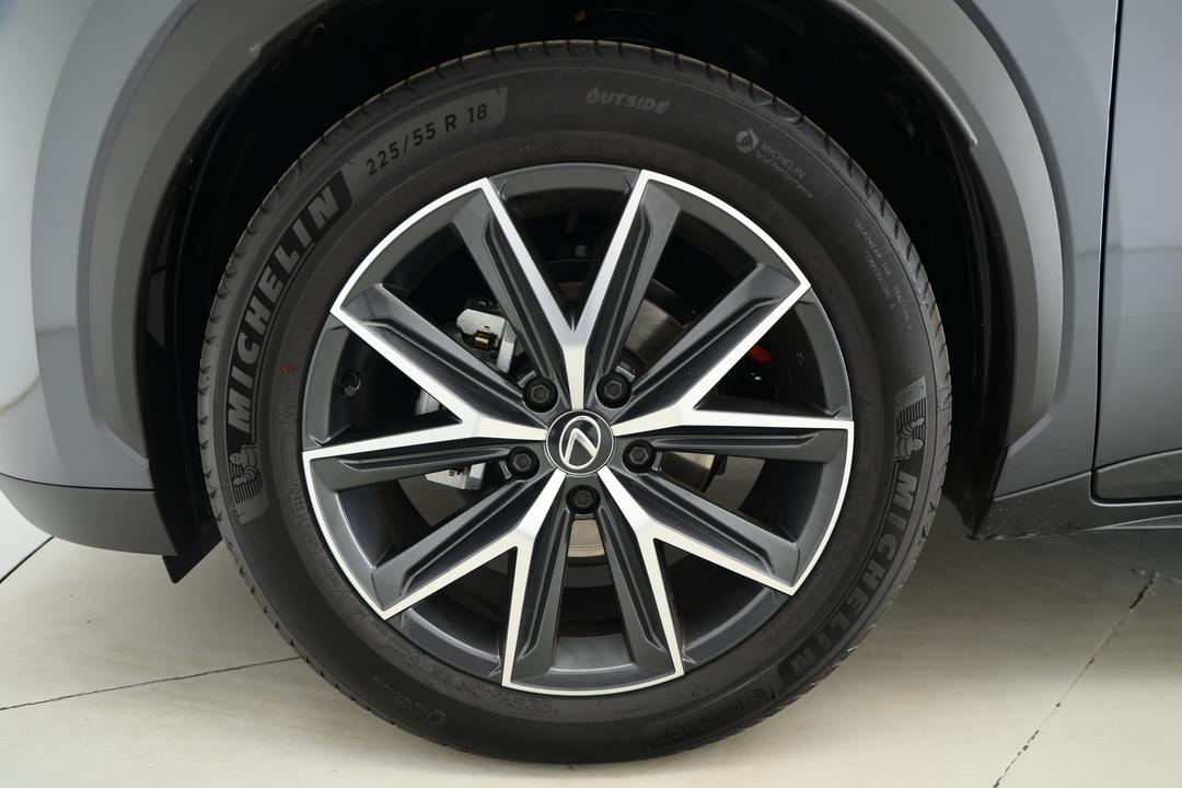 2024 Lexus Lbx Luxury 2WD (hybrid), Automatic, 3873 km, Right Rear Wheel