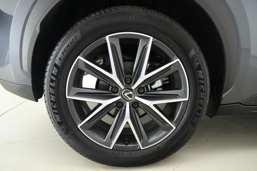 2024 Lexus Lbx Luxury 2WD (hybrid), Automatic, 3873 km, Left Front Wheel