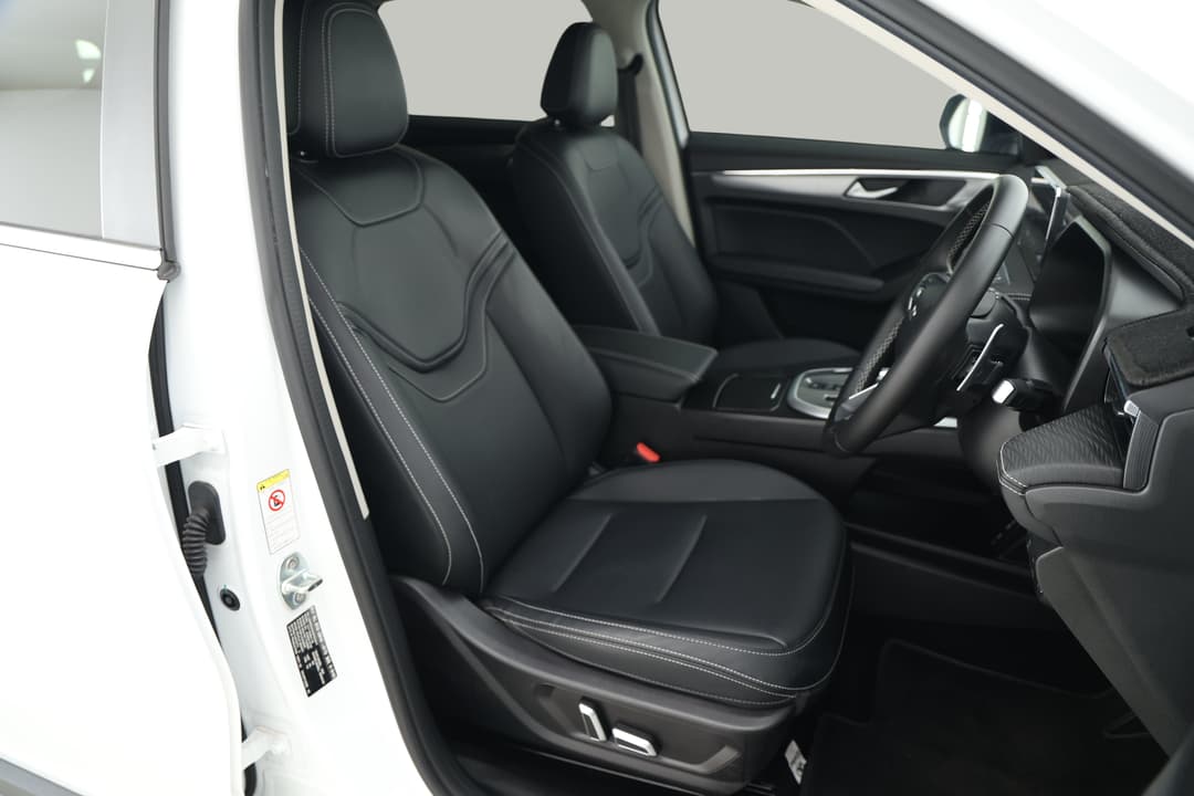 2025 GWM Haval Jolion Lux, Automatic, 22672 km, Right Side Front Door Cabin View