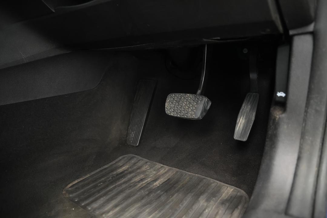 2017 Holden Commodore Sv6, Automatic, 129744 km, Pedals and Footmat