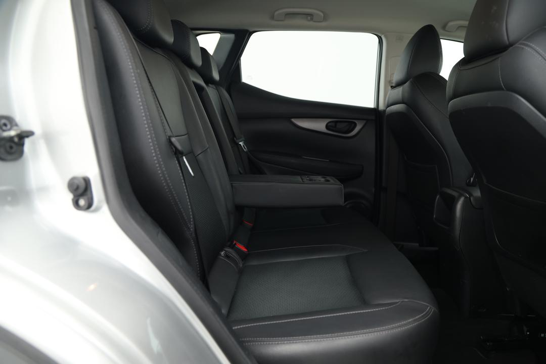 2018 Nissan Qashqai St-l, Automatic, 72900 km, Right Side Rear Door Cabin View