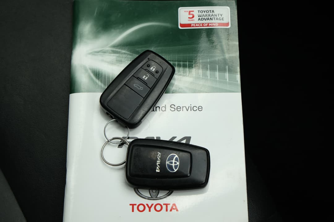 2019 Toyota RAV4 Cruiser (AWD) Hybrid, Automatic, 112061 km, Key Close-up