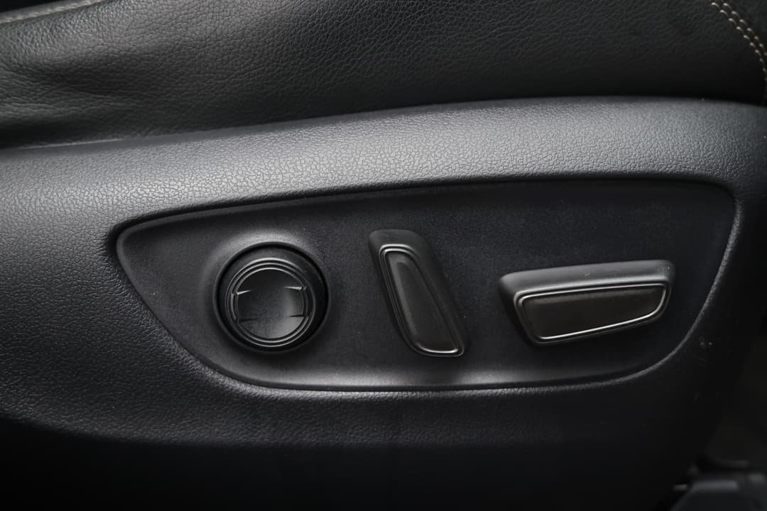 2019 Toyota RAV4 Cruiser (AWD) Hybrid, Automatic, 112061 km, Drivers Side Adjustment Panel