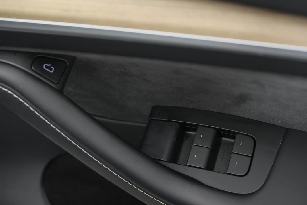 2023 Tesla Model Y Rear-wheel Drive, Automatic, 42095 km, Drivers Side Door Panel Controls