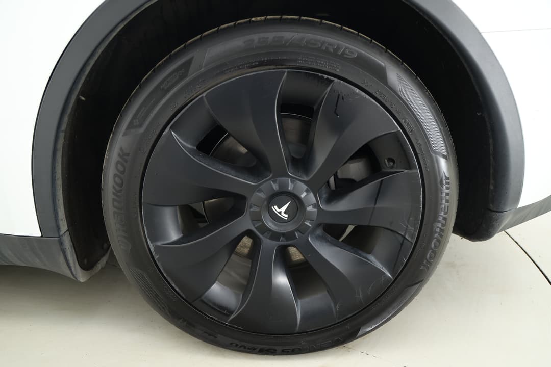 2023 Tesla Model Y Rear-wheel Drive, Automatic, 42095 km, Left Rear Wheel