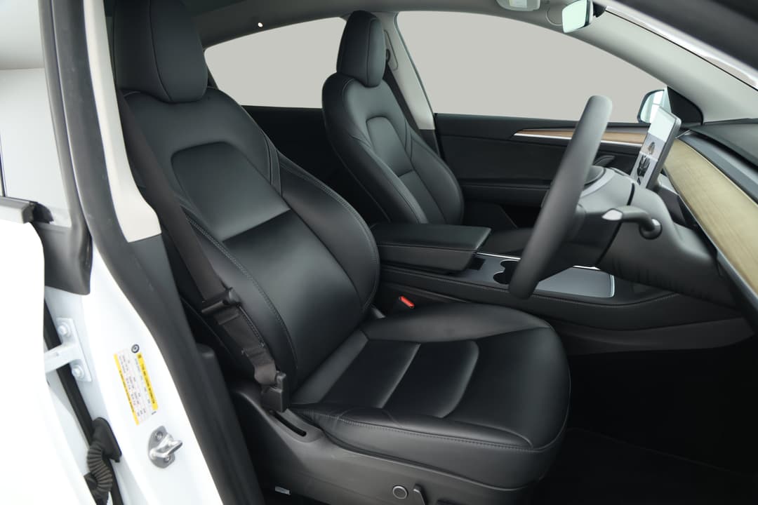 2023 Tesla Model Y Rear-wheel Drive, Automatic, 42095 km, Right Side Front Door Cabin View