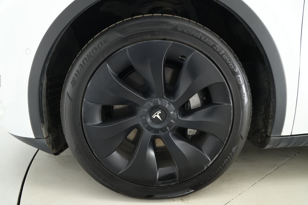 2023 Tesla Model Y Rear-wheel Drive, Automatic, 42095 km, Left Front Wheel