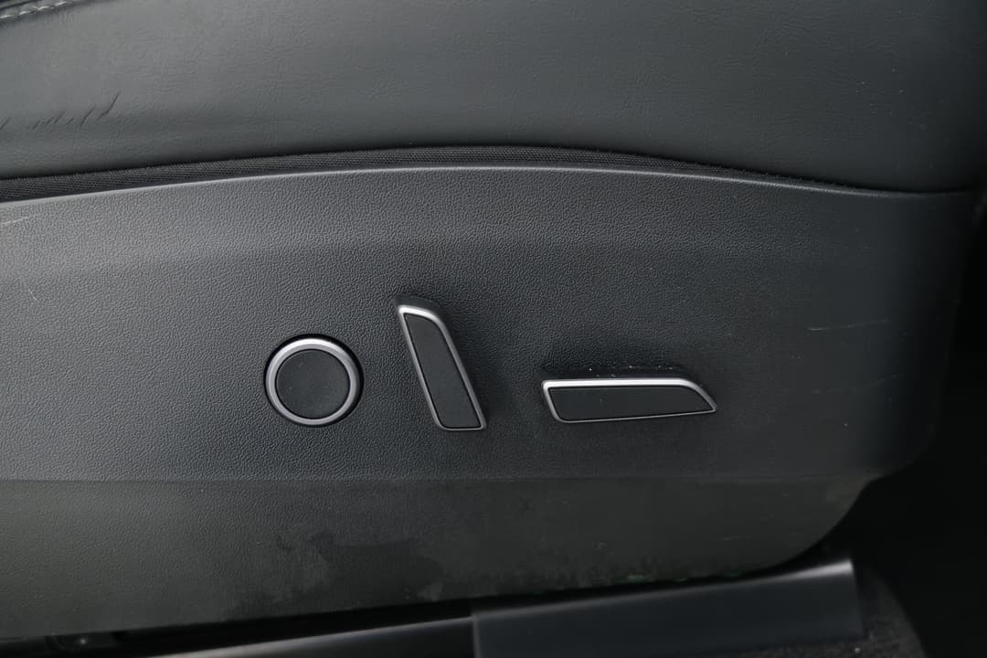 2023 Tesla Model Y Rear-wheel Drive, Automatic, 42095 km, Drivers Side Adjustment Panel