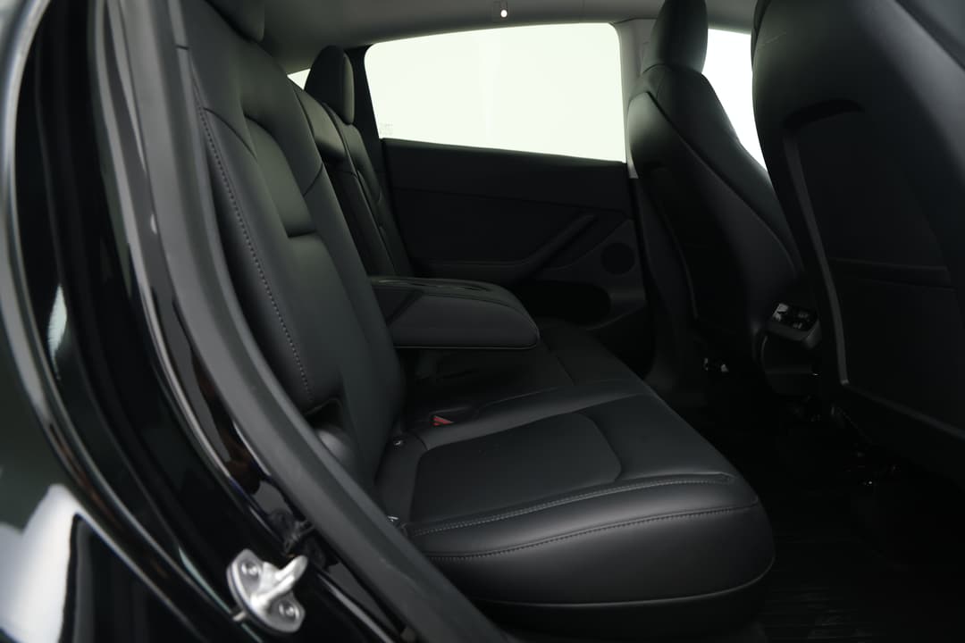 2023 Tesla Model Y Rear-wheel Drive, Automatic, 31783 km, Right Side Rear Door Cabin View