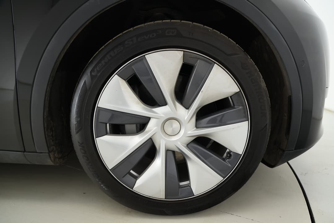 2023 Tesla Model Y Rear-wheel Drive, Automatic, 31783 km, Right Front Wheel