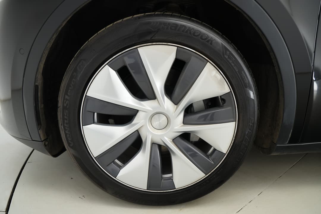2023 Tesla Model Y Rear-wheel Drive, Automatic, 31783 km, Left Front Wheel