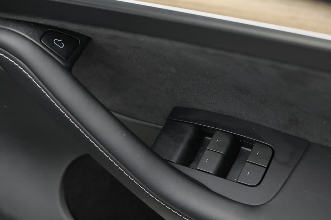 2023 Tesla Model Y Rear-wheel Drive, Automatic, 31783 km, Drivers Side Door Panel Controls