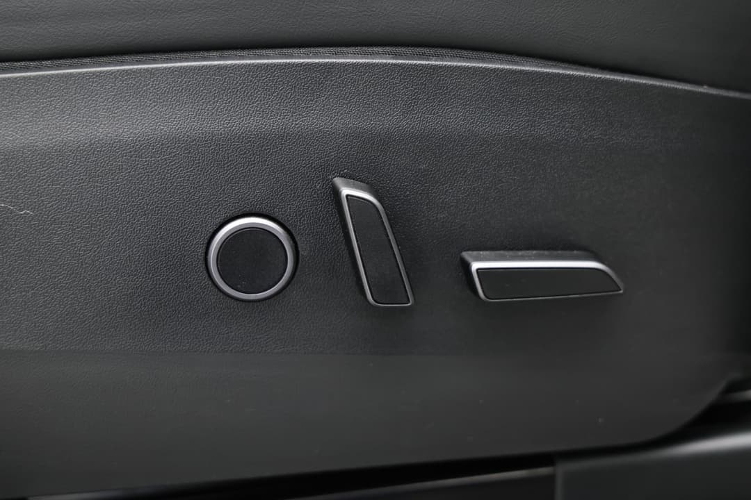 2023 Tesla Model Y Rear-wheel Drive, Automatic, 31783 km, Drivers Side Adjustment Panel