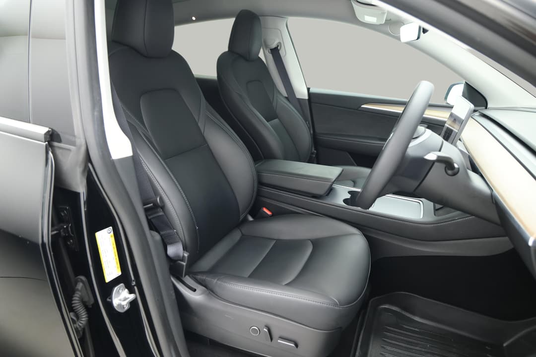 2023 Tesla Model Y Rear-wheel Drive, Automatic, 31783 km, Right Side Front Door Cabin View