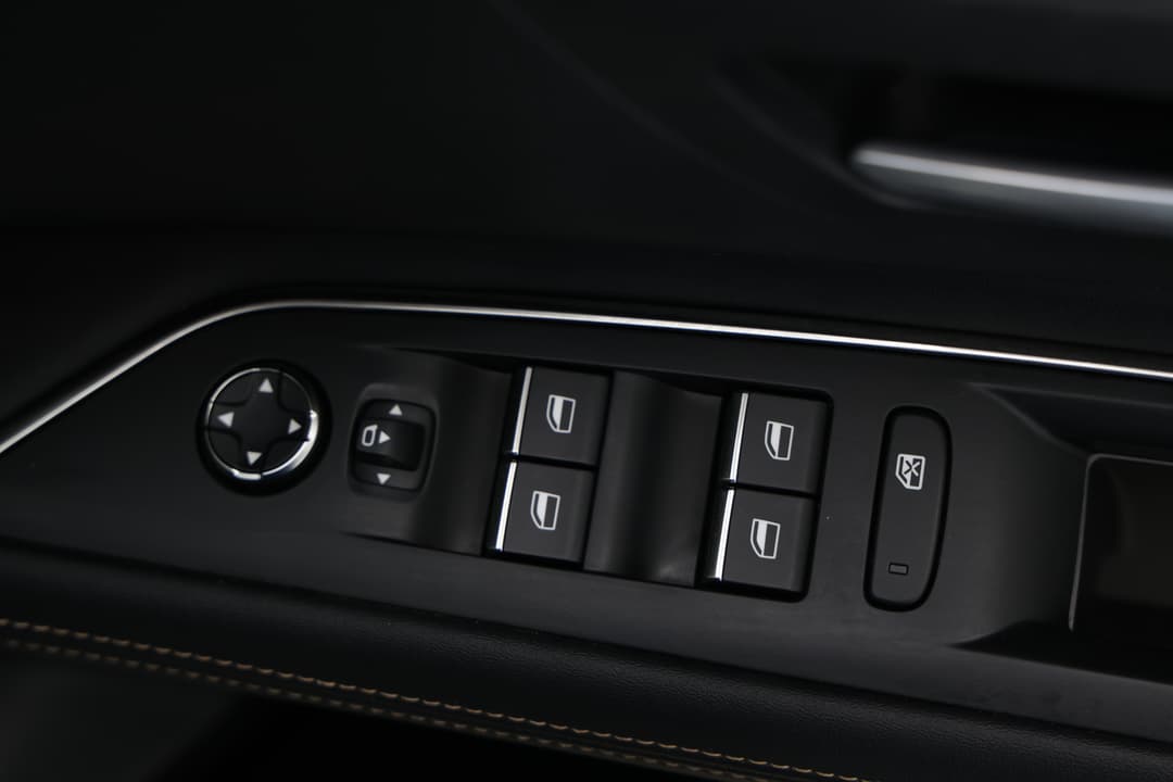 2022 Peugeot 3008 Gt Line, Automatic, 68822 km, Drivers Side Door Panel Controls