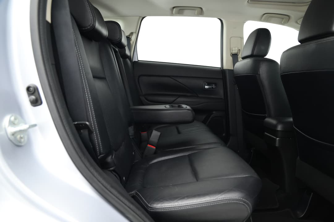 2015 Mitsubishi Outlander Exceed (4x4), Automatic, 125467 km, Right Side Rear Door Cabin View