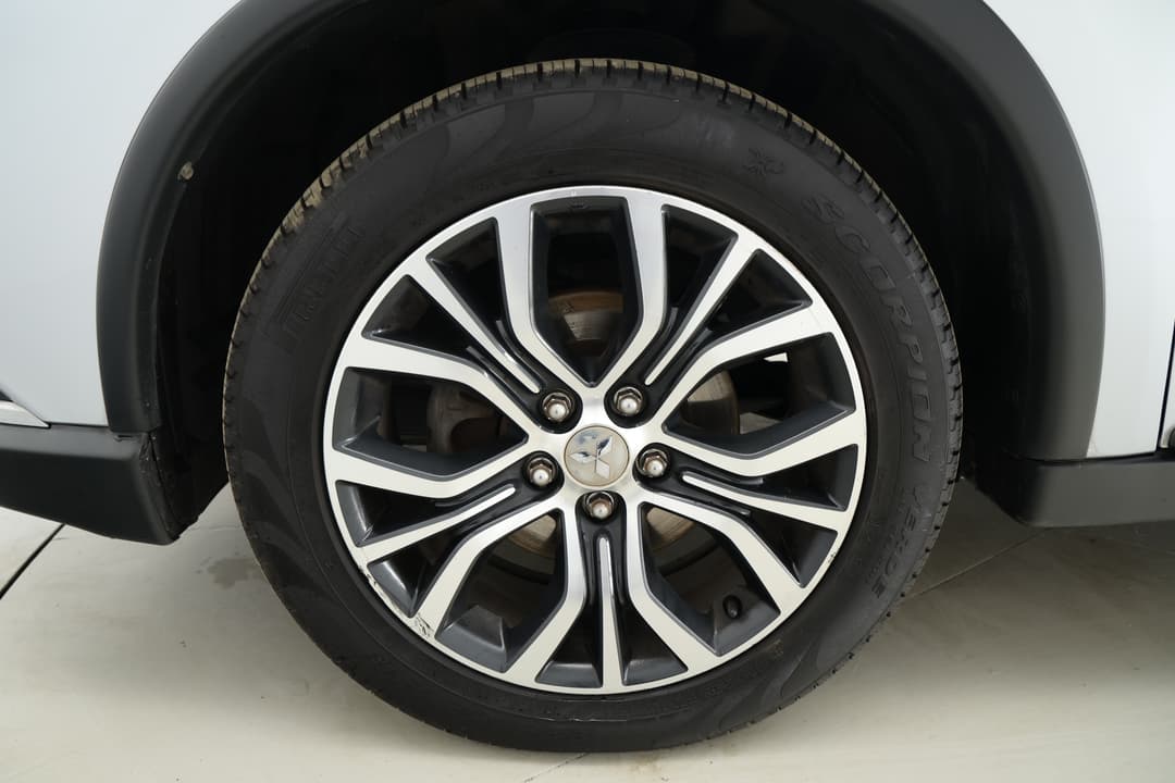 2015 Mitsubishi Outlander Exceed (4x4), Automatic, 125467 km, Left Front Wheel