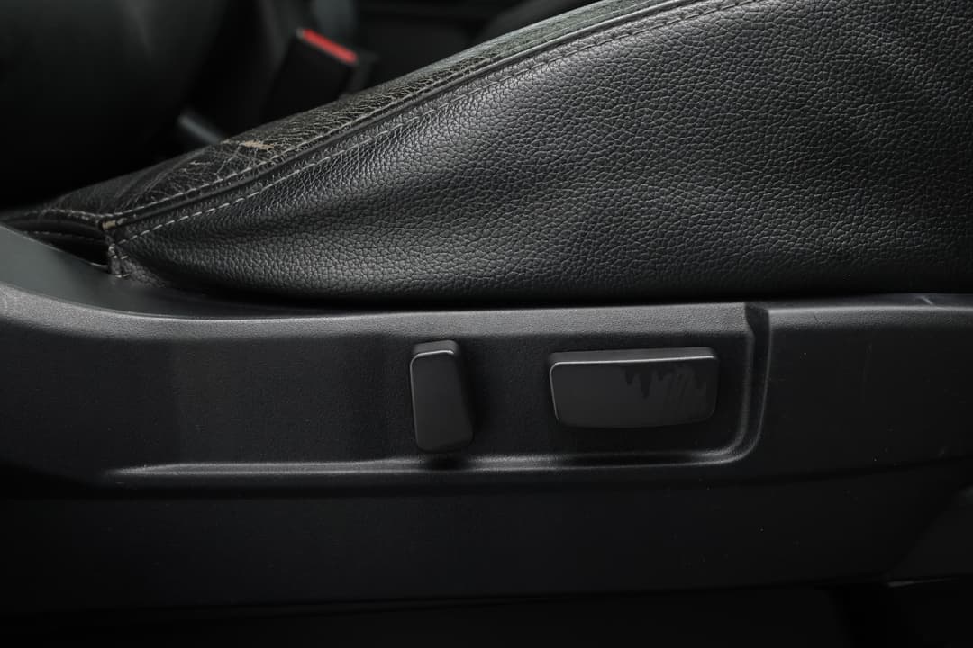 2015 Mitsubishi Outlander Exceed (4x4), Automatic, 125467 km, Drivers Side Adjustment Panel