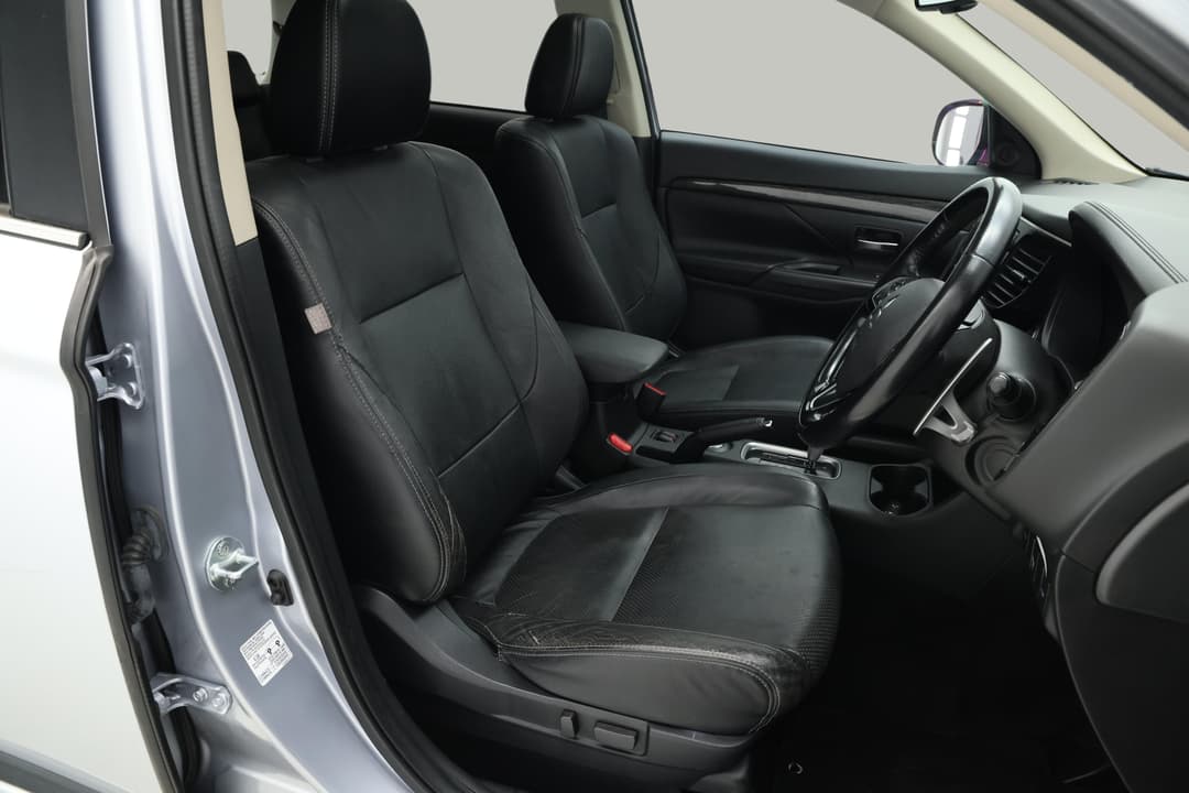 2015 Mitsubishi Outlander Exceed (4x4), Automatic, 125467 km, Right Side Front Door Cabin View