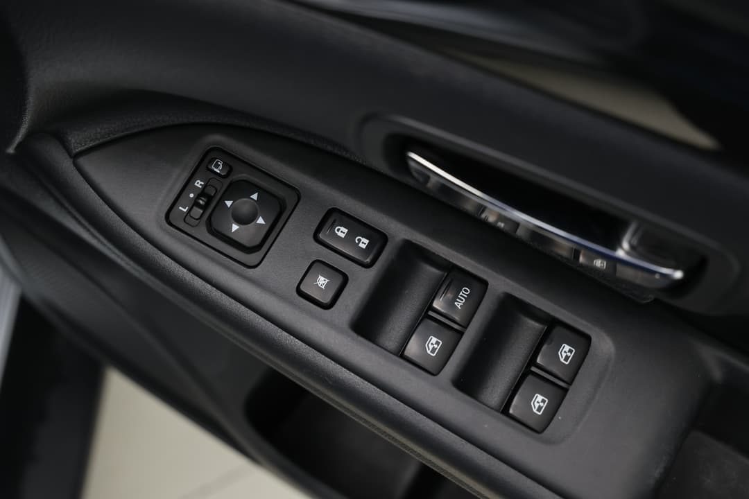 2015 Mitsubishi Outlander Exceed (4x4), Automatic, 125467 km, Drivers Side Door Panel Controls