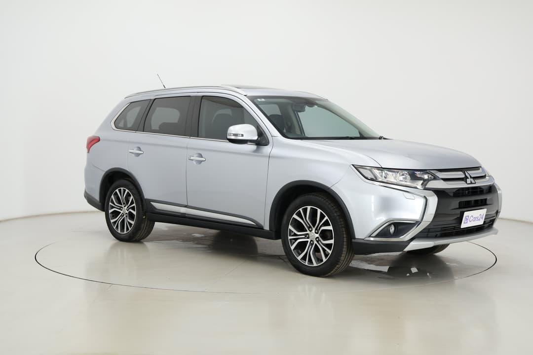 2015 Mitsubishi Outlander Exceed (4x4), Automatic, 125467 km, Right Front Diagonal (45- Degree) View