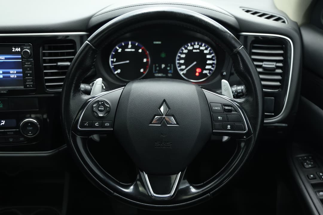 2015 Mitsubishi Outlander Exceed (4x4), Automatic, 125467 km, Steering Wheel Close-up