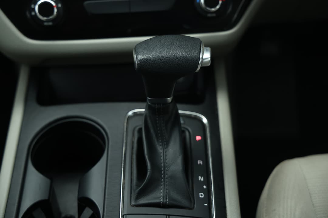 2017 Kia Carnival S, Automatic, 97252 km, Gear Lever 