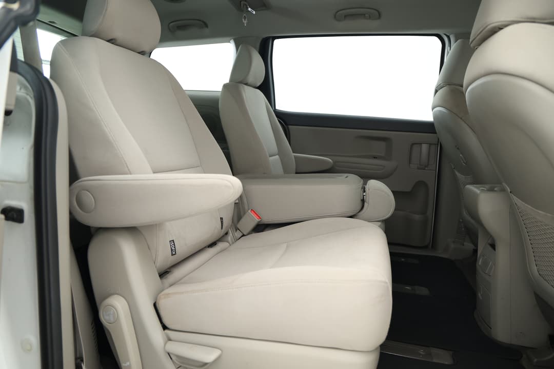2017 Kia Carnival S, Automatic, 97252 km, Right Side Rear Door Cabin View