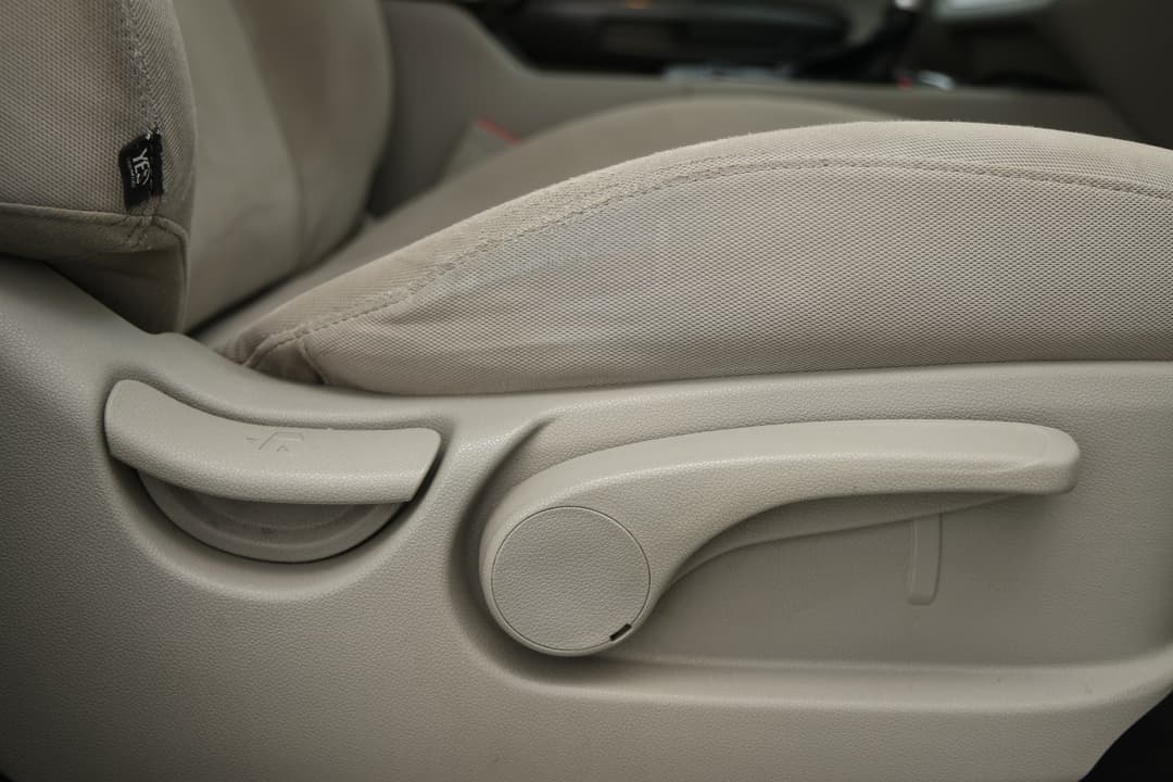 2017 Kia Carnival S, Automatic, 97252 km, Drivers Side Adjustment Panel