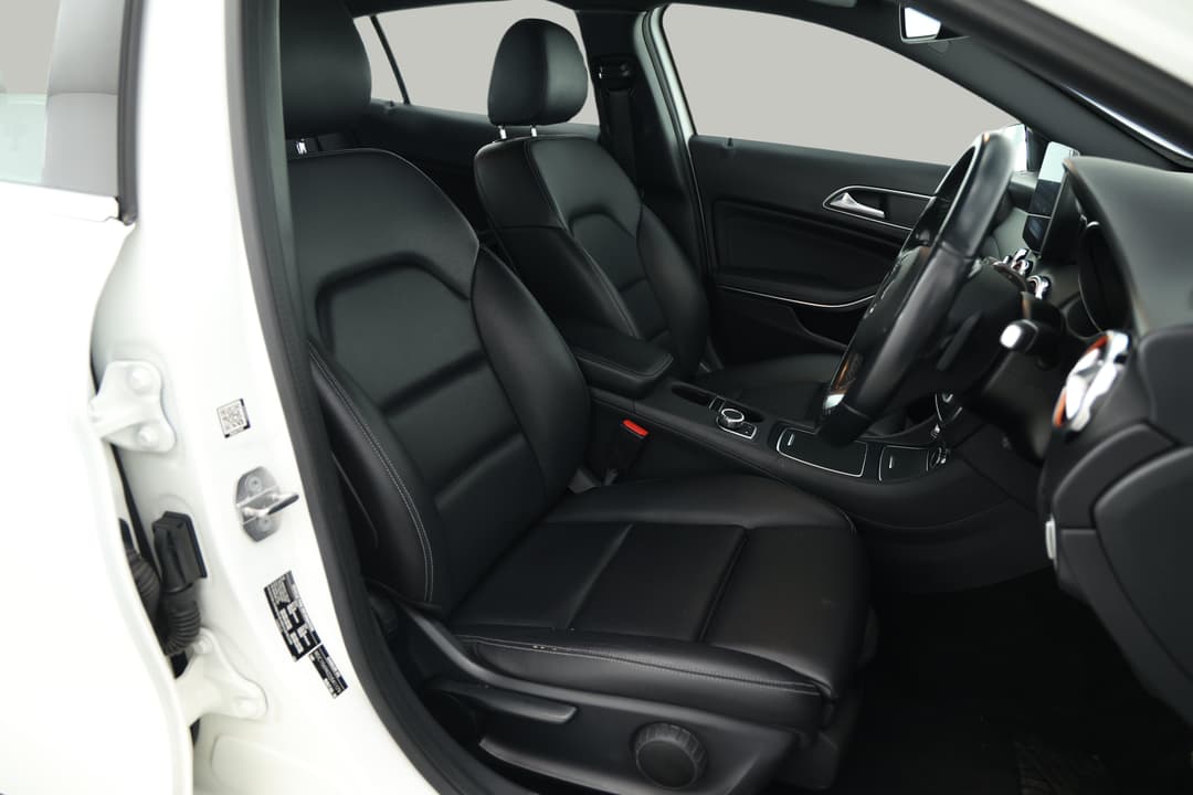 2018 Mercedes-benz GLA 180, Automatic, 63661 km, Right Side Front Door Cabin View