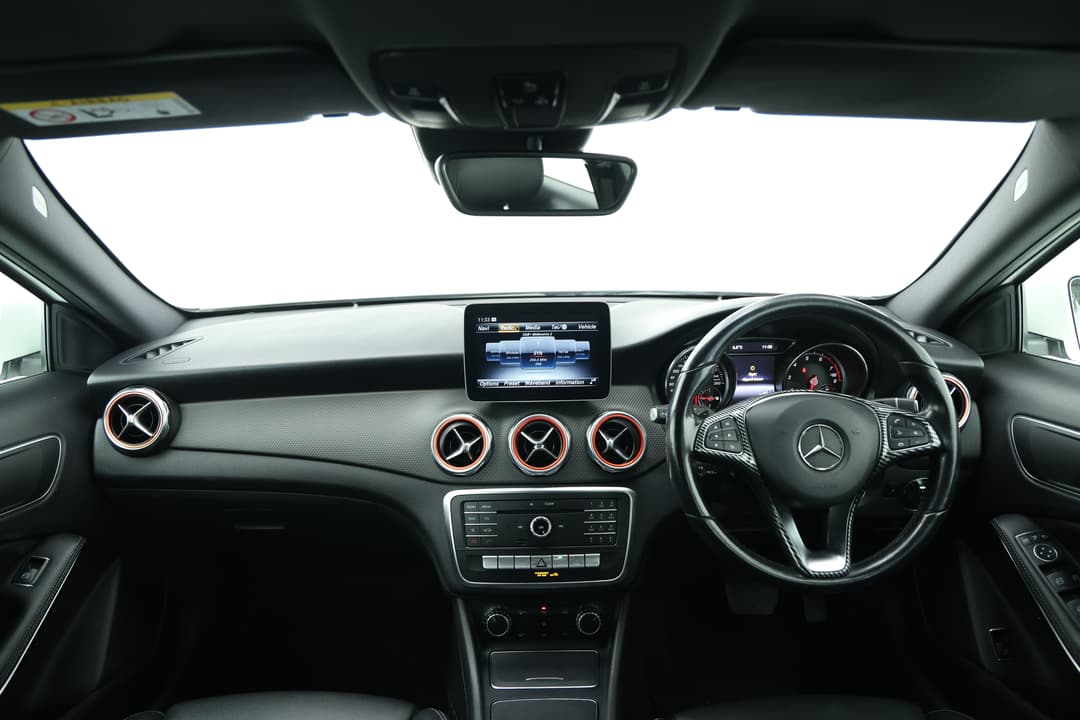2018 Mercedes-benz GLA 180, Automatic, 63661 km, Dashboard View