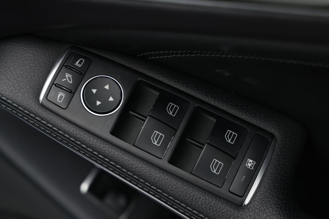 2018 Mercedes-benz GLA 180, Automatic, 63661 km, Drivers Side Door Panel Controls