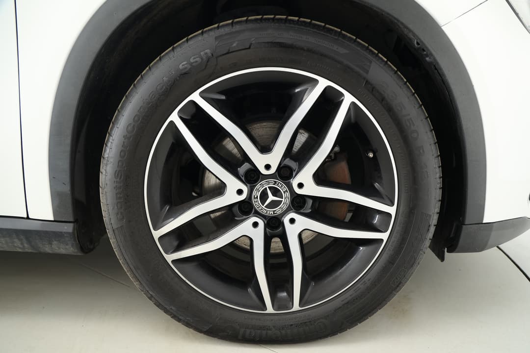 2018 Mercedes-benz GLA 180, Automatic, 63661 km, Right Front Wheel
