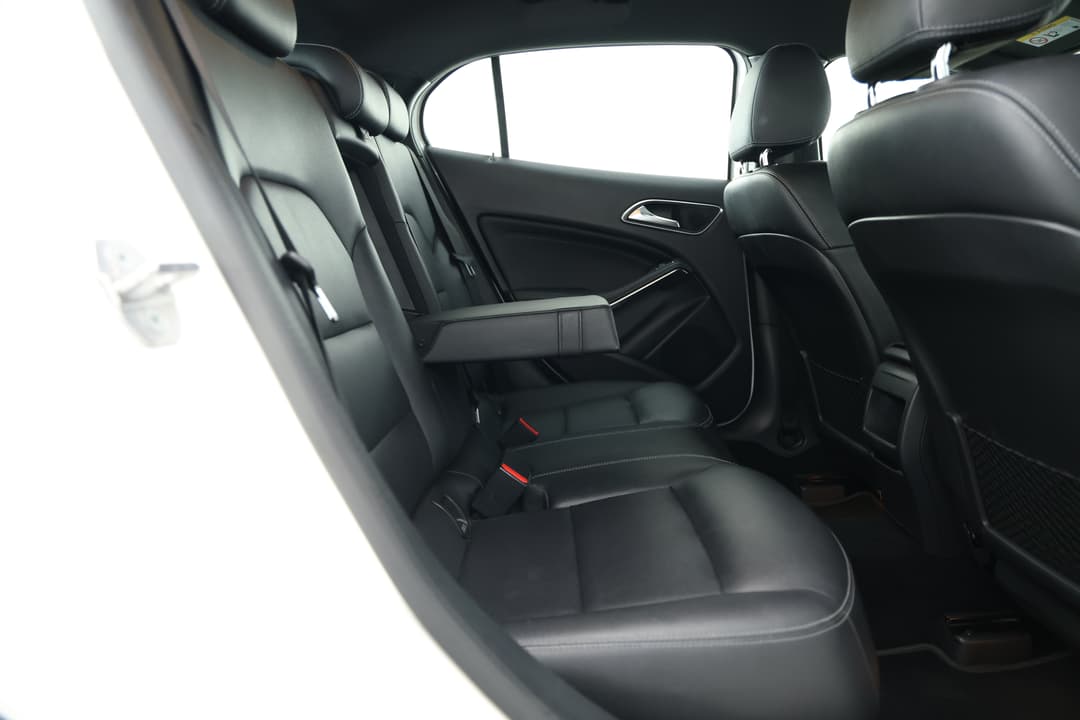 2018 Mercedes-benz GLA 180, Automatic, 63661 km, Right Side Rear Door Cabin View