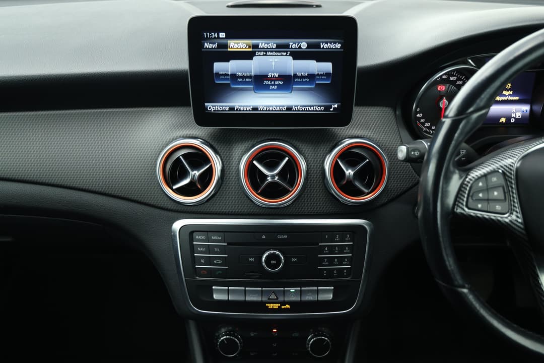2018 Mercedes-benz GLA 180, Automatic, 63661 km, Center Console