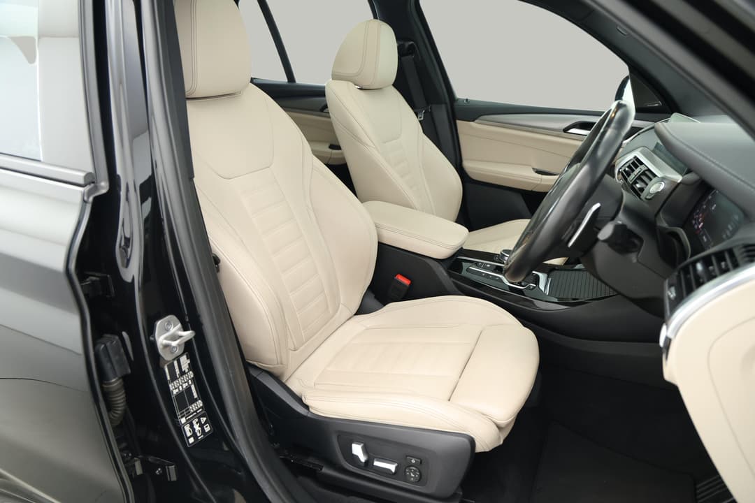 2021 BMW X3 M40i, Automatic, 57473 km, Right Side Front Door Cabin View