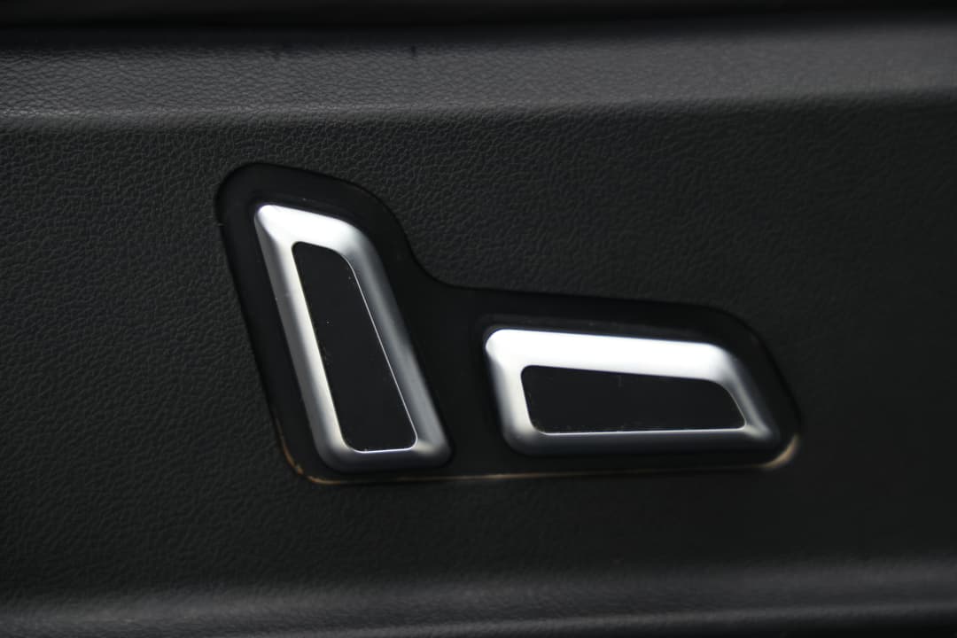 2023 GWM Ute Cannon-l (4x4), Automatic, 56601 km, Drivers Side Adjustment Panel