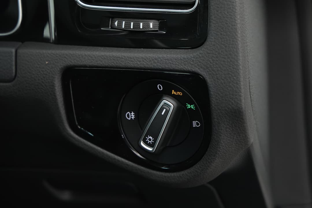 2018 Volkswagen Golf R, Automatic, 102709 km, Utility Switches/Buttons