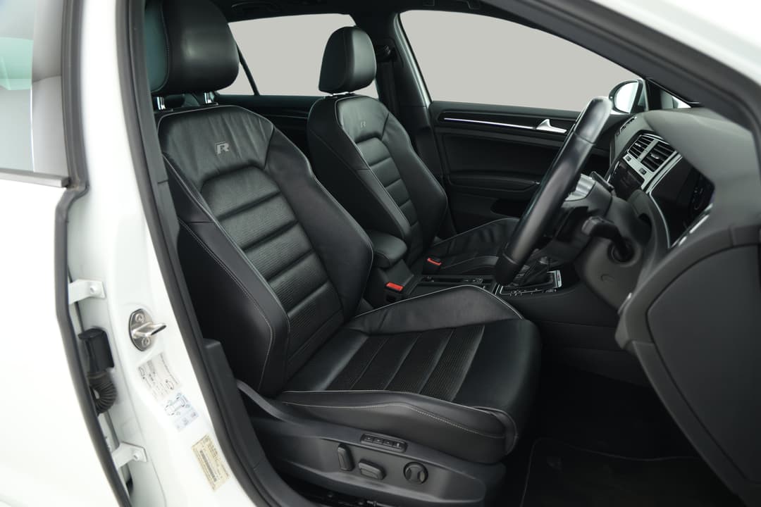 2018 Volkswagen Golf R, Automatic, 102709 km, Right Side Front Door Cabin View