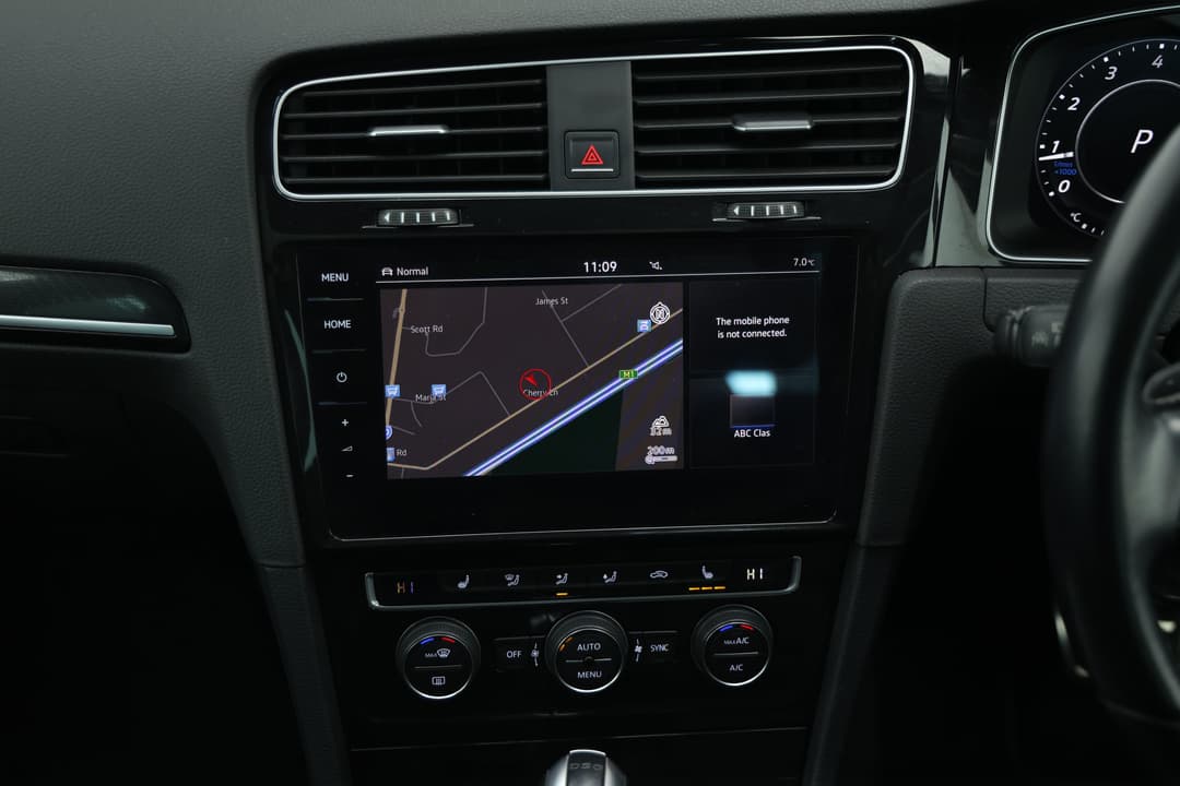 2018 Volkswagen Golf R, Automatic, 102709 km, Center Console