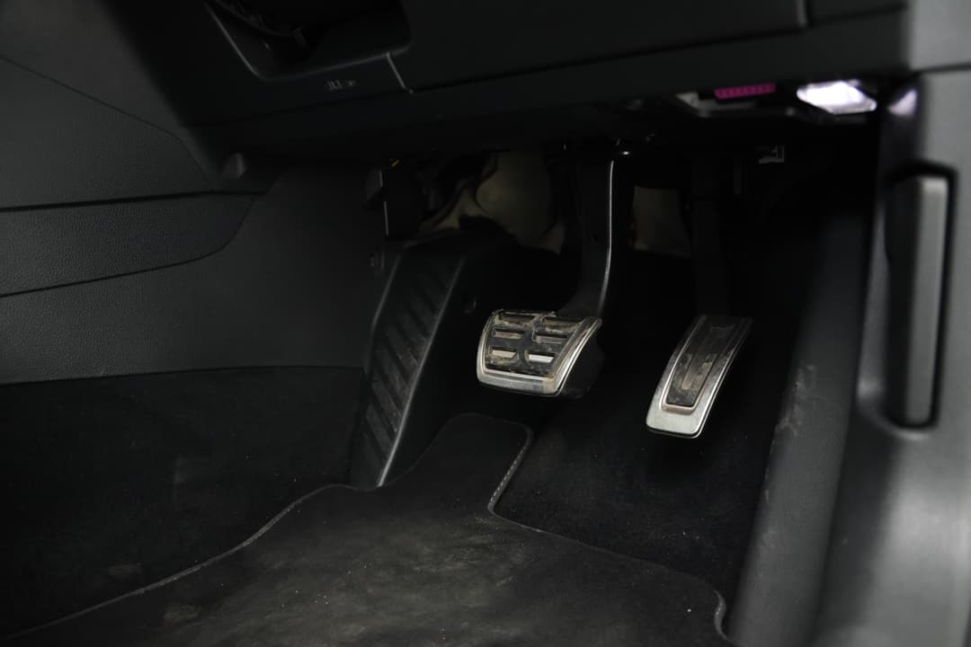 2018 Volkswagen Golf R, Automatic, 102709 km, Pedals and Footmat