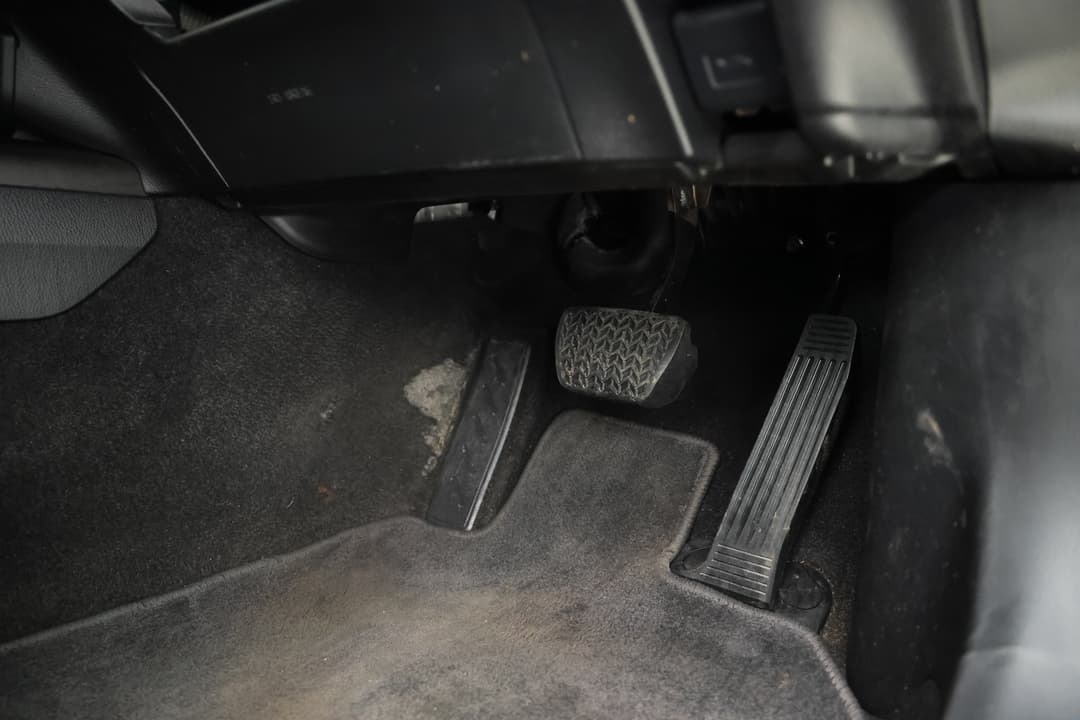 2022 Toyota Camry Ascent Hybrid, Automatic, 83762 km, Pedals and Footmat