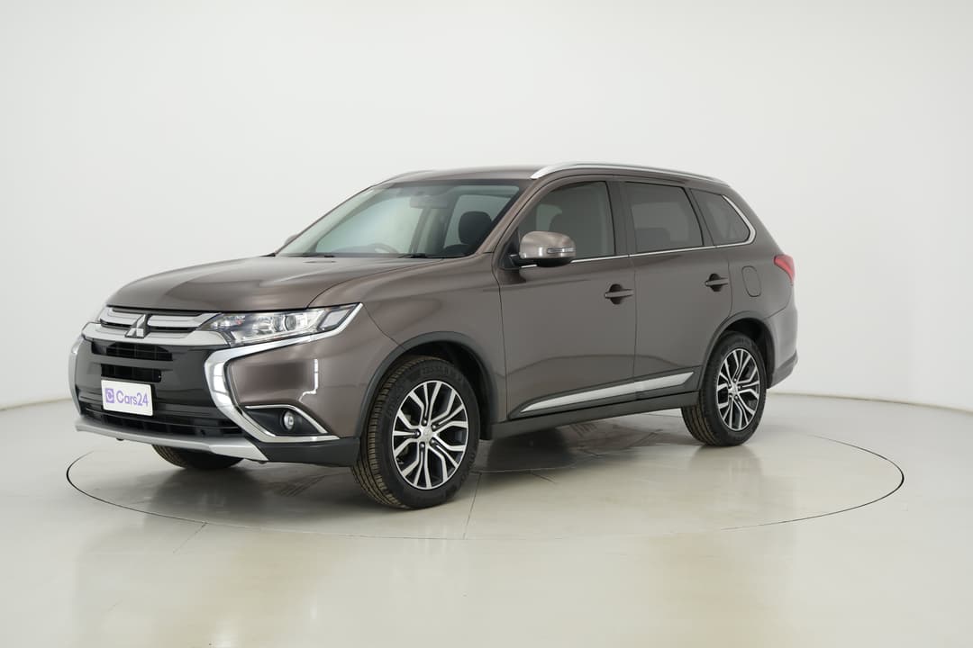 2017 Mitsubishi Outlander Ls (4x2), Automatic, 78118 km, Left Front Diagonal (45- Degree) View
