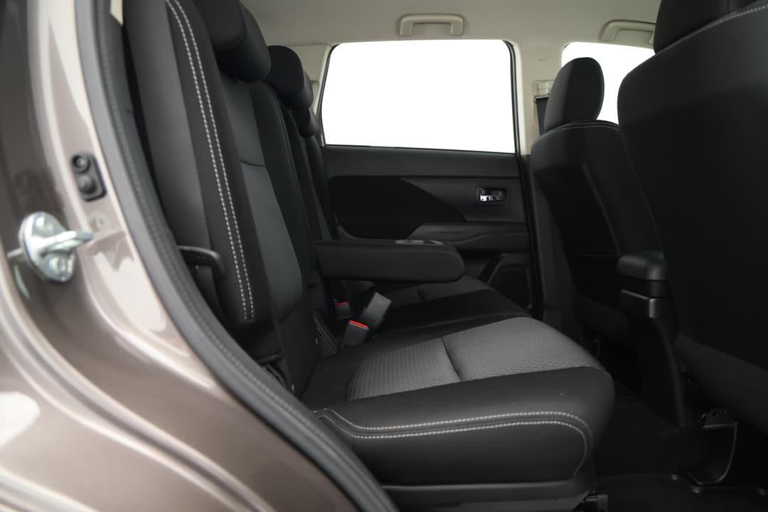 2017 Mitsubishi Outlander Ls (4x2), Automatic, 78118 km, Right Side Rear Door Cabin View