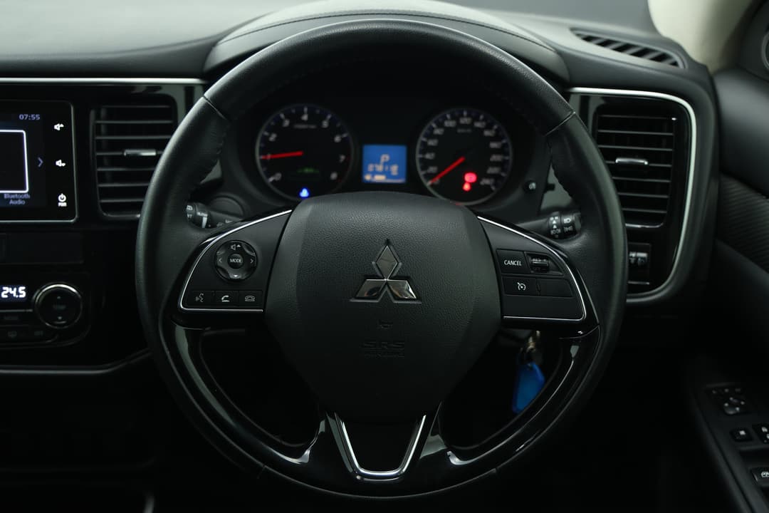 2017 Mitsubishi Outlander Ls (4x2), Automatic, 78118 km, Steering Wheel Close-up