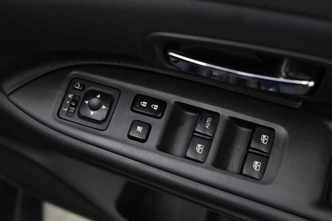 2017 Mitsubishi Outlander Ls (4x2), Automatic, 78118 km, Drivers Side Door Panel Controls