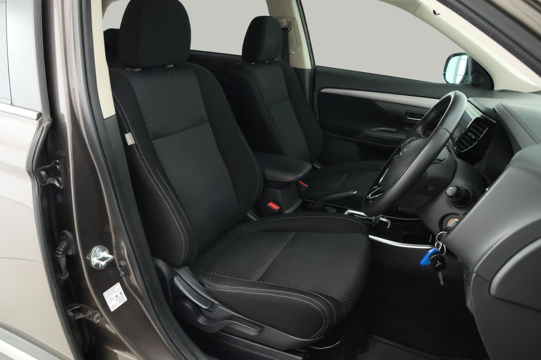 2017 Mitsubishi Outlander Ls (4x2), Automatic, 78118 km, Right Side Front Door Cabin View